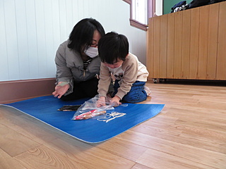 ここに、貼ってね…